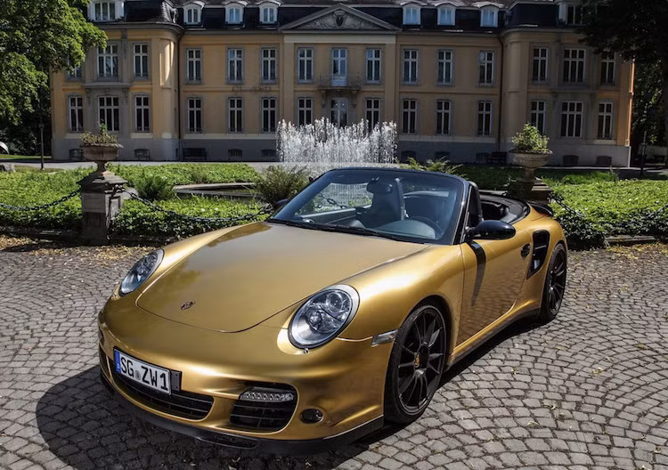 Tuy nhiên với những người khao khát tốc độ với kỹ năng lái xe cao, công suất nguyên bản của 911 Turbo vẫn chưa khiến họ thỏa mãn. Để "chiều lòng" những khách hàng này, hãng độ Wimmer RST từ Đức đã giới thiệu gói độ công suất và hiệu năng cho Porsche 911 Turbo thế hệ trước (997) cùng phiên bản mui trần của nó là 911 Turbo Cabriolet.