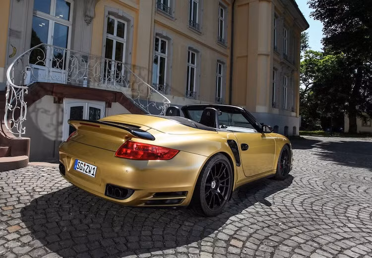 Chi tiết duy nhất "gợi ý" về sức mạnh của chiếc xe nằm ở phía sau - đó là hệ thống xả thể thao bằng thép siêu nhẹ của Wimmer RST với 2 cặp ống xả kép nằm ở hai bên cản sau. Tuy nhiên phải thực sự để ý, những người yêu xe mới có thể phát hiện ra những chi tiết này.