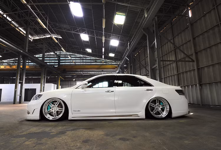 Sắp tới, Ke còn muốn tiếp tục hoàn thiện chiếc xe của mình bằng cách tháo ra sơn lại toàn bộ trong tông màu khác và thay bộ mâm "khủng" hơn. Tuy nhiên kế hoạch này khá khó thực hiện khi anh vẫn đang dùng chiếc Camry độ "hết bài" này để di chuyển hàng ngày.