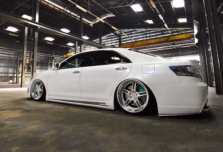 Nằm phía sau bộ mâm "khủng" này là những heo phanh màu xanh nhạt của hãng BBK với 6 piston kèm đĩa 380 mm ở bánh trước và 4 piston 370 mm ở bánh sau. Để khiến Camry có được dáng thấp đậm phong cách VIP trong khi vẫn có thể vượt qua những con đường "không chuẩn" ở Thái Lan, hệ thống treo khí có khả năng hạ gầm chỉ bằng một nút bấm đã được trang bị cho xe.