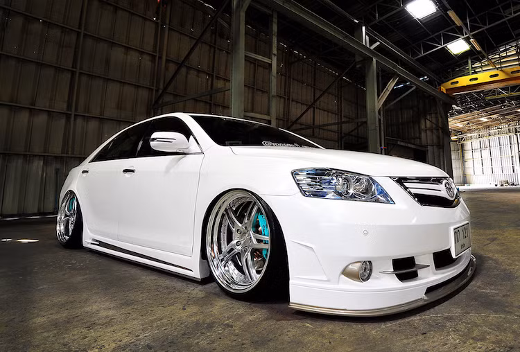 Một chiếc xe độ phong cách VIP không thể thiếu được "dàn chân" nổi bật. Chính vì vậy Ke đã chọn cho chiếc Camry của mình bộ mâm Durandal DD5.2 đẳng cấp với kích thước 20 x 9 inch ở bánh trước và 20 x 9.5 inch ở bánh sau, kèm theo lốp với kích thước 225/35/20 cho cả 4 bánh.