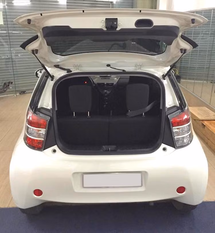 Nếu mở cả 2 lưng ghế sau, chiếc xe chỉ có thể tích khoang hành lý 32 lít, trong khi đó nếu gập lưng ghế lại, thể tích này có thể được tăng lên thành 168 lít. Nhìn chung, những con số này khá phù hợp với một mẫu xe đô thị, hướng tới những người sống độc thân, cặp đôi hoặc gia đình 3 thành viên gồm bố mẹ và một con nhỏ.