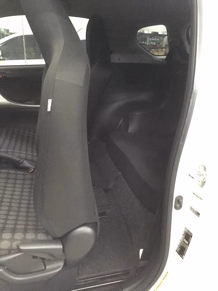 Gập lưng ghế trước lại, hành khách có thể tiếp cận với các ghế sau. Tuy nhiên hàng ghế này có không gian hẹp về cả khoảng để chân, khoảng đầu lẫn chiều rộng, khiến nó chỉ có thể thoải mái nhất cho chỉ 1 người lớn ngồi sau dù iQ có khả năng chở 4 người trên lý thuyết.