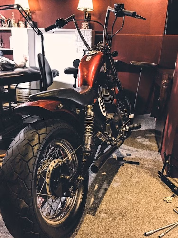 Sau khi hoàn thành kiểu dáng xe, khối động cơ 250 cc 2 xi-lanh, 2 van SOHC của CB250 Nighthawk độ đã được "doa nòng" nhẹ để nâng dung tích lên 300 cc, khiến chiếc xe có đủ "lực" và sức bền để cùng chủ xe rong ruổi trên những chặng đường xa.