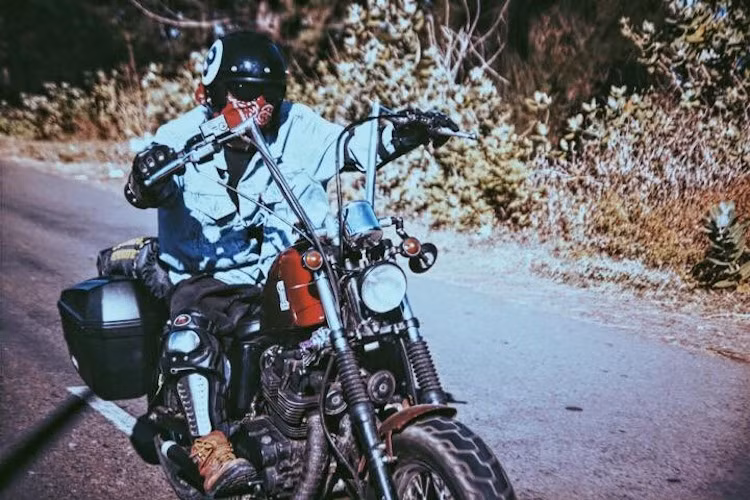 Tại Việt Nam, Honda CB250 Nighthawk thường được coi là một trong những đặc trưng của lực lượng cảnh sát giao thông. Trong tông màu trắng, cột đèn nháy và thùng chuyên dụng, những chiếc CB250 Nighthawk thường được gọi là "bồ câu" và sát cánh cùng các chiến sĩ CSGT trên đường phố.