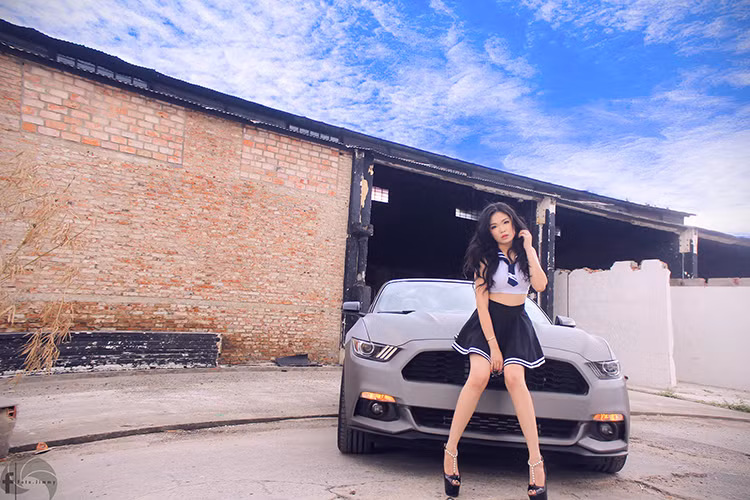 Chiếc Mustang EcoBoost mui trần này còn cá tính hơn đa số những "người anh em" khác tại Việt Nam nhờ có mâm độ 5Zigen, toàn bộ thân xe màu xám mờ và họa tiết hình rắn hổ mang ở hai bên thân xe theo phong cách của chiếc Mustang Cobra Jet.