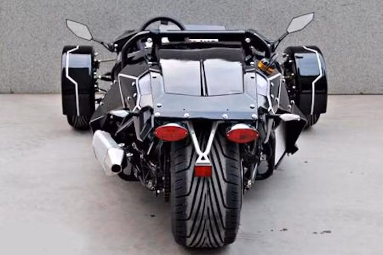 Động cơ của EEC Trike 250 được đặt ở giữa xe, hơi lùi về phía sau và là loại 1 xi-lanh, 4 van 250 cc có công suất tối đa 25 mã lực. Hiện chưa rõ động cơ này do KAXA sản xuất hay mua lại từ một nhà cung cấp khác như Lifan hay Zongshen.