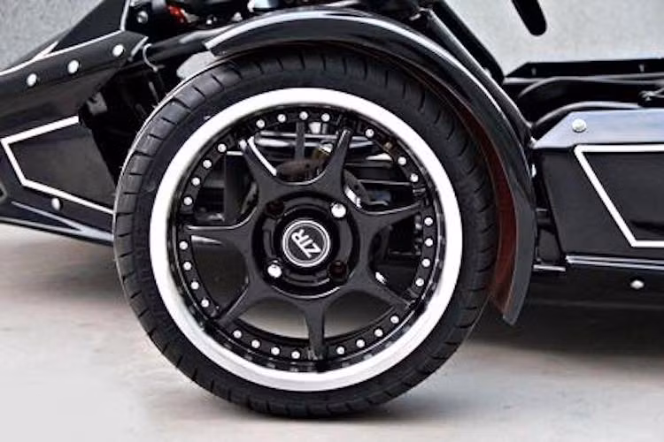 2 bánh trước của xe có vai trò dẫn động và sử dụng mâm đúc ôtô khá cao cấp. Mỗi bánh xe cũng đều có hệ thống giảm xóc độc lập và sử dụng phanh đĩa. Cơ cấu lái của EEC Trike 250 giống như trên ôtô.