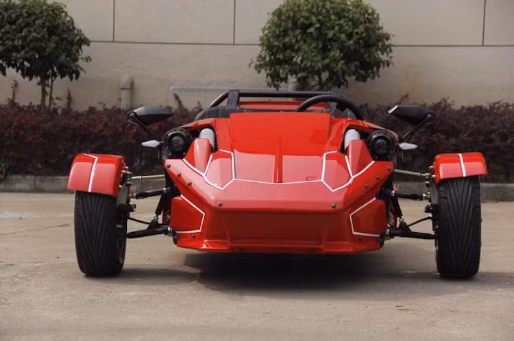 Được biết mẫu xe này có tên gọi EEC Trike 250, được sản xuất bởi một hãng Trung Quốc có tên gọi KAXA. EEC Trike 250 được "nhái" kiểu dáng những chiếc xe đua bánh trần của một số hãng xe nổi tiếng Thế giới, trong khi phía sau xe chỉ có một bánh nằm chính giữa.