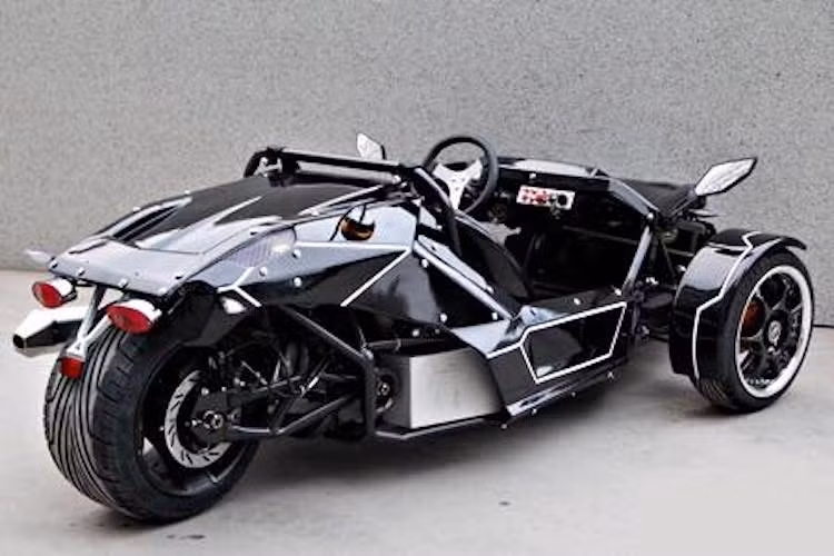 Ở phía sau của chiếc xe 3 bánh thể thao này được thiết kế một bánh có kích thước cực lớn nằm ở chính giữa, với bộ gắp được hàn từ các ống thép. Mẫu ôtô 3 bánh này cũng có chassis bằng thép ống và lớp vỏ bằng nhựa với trọng lượng nhẹ.