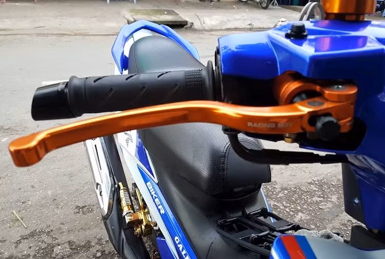 Nằm phía trên tay lái của xe là các món đồ chơi như cùm phanh thuơng hiệu Racing Boy, bình dầu Rizoma, gù xéo Rizoma và gương chiếu hậu cũng của Rizoma.