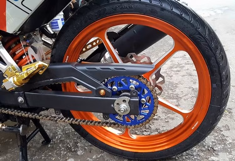 Hệ thống nhông-sên-đĩa của Exciter 135 cũng đã được nâng cấp với sên DID vàng, đĩa sau CNC. Phuộc monoshock phía sau của Exciter được thay bằng phuộc Racing Boy, kèm theo chắn phuộc mica khắc logo Movistar.