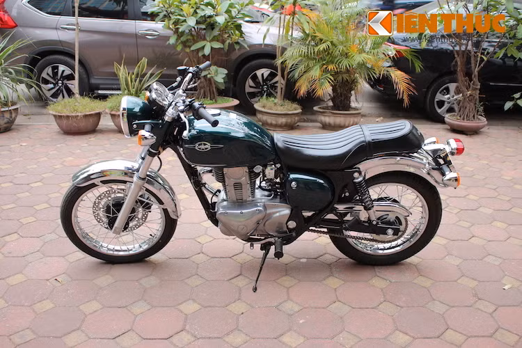 Kiểu dáng cổ điển của dòng xe Kawasaki Estrella cũng tiếp tục được giữ nguyên trên phiên bản mới nhất này. Dù lượng khách hàng chuộng các dòng xe hoài cổ trên Thế giới đang rất nhiều nhưng trong nhiều năm, Estrella vẫn là dòng xe chỉ dành cho thị trường Nhật.