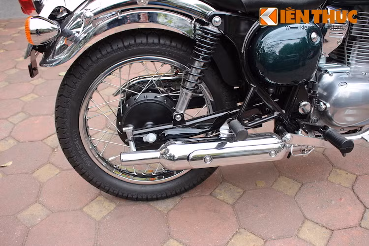 Bánh sau của xe vẫn tiếp tục sử dụng phanh đùm, với cỡ vành giảm xuống 1 inch, chỉ còn 17 inch. kèm theo lốp cỡ 110/90/17. Estrella có pô gốc khá đẹp mắt với dạng hình chai và kèm theo ốp chống nóng.