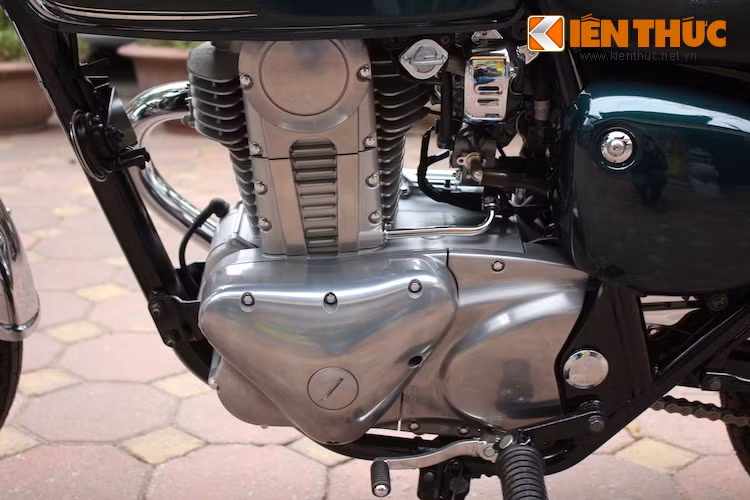 Đặc trưng của Estrella đó là chiếc xe sở hữu động cơ với thiết kế rất đẹp. Toàn bộ lốc máy của xe đều được làm từ nhôm sau đó đánh bóng rồi sơn trong suốt, trong khi nòng xi-lanh cũng có thiết kế rất nghệ thuật ở phía bên phải.