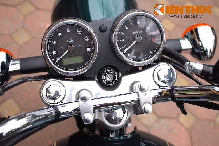 Bảng đồng hồ của chiếc xe cũng vẫn có 2 đồng hồ kim báo tốc độ và số vòng tua. Đa số các thông số còn lại cũng đều được báo bằng đèn, chỉ trừ quãng đường đi được hiển thị trên một màn hình LCD đơn sắc nhỏ.