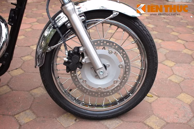 Trên phiên bản này, các thông số kỹ thuật và trang bị cơ bản của Estrella vẫn không có nhiều thay đổi so với các phiên bản trước. Chiếc xe vẫn chỉ có 1 phanh đĩa phía trước không ABS, gắn trên vành nan 18 inch đi kèm lốp 90/90.