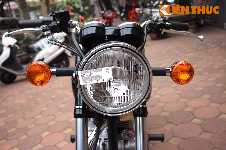 Kể từ khi ra mắt tại Nhật tới nay, Estrella đã có tổng cộng 11 đời phiên bản chính khác nhau (không tính các phiên bản đặc biệt), được nhận biết qua tên mã BJ250A tới BJ250L. Phiên bản mới nhất của Estrella đã được giới thiệu từ năm 2014 với tên mã BJ250L và kể từ đó tới nay Kawasaki chỉ bổ sung thêm các màu sắc mới cho xe.