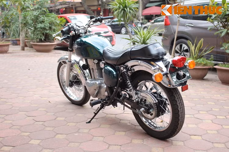 Phần đuôi của Estrella được thiết kế đơn giản và cổ điển với cụm đèn hậu kèm đèn xi-nhan được thiết kế tách rời, tích hợp pát gắn biển số. Cả 2 dè trước và sau của xe đều được mạ chrome bóng loáng.