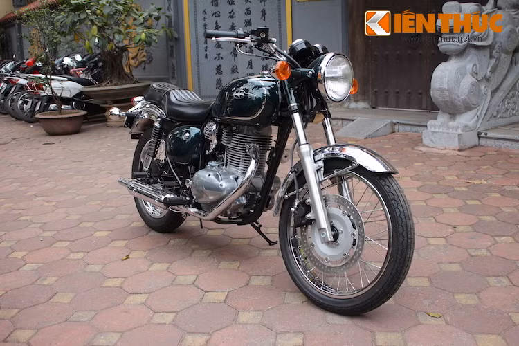 Vào năm 1991, Kawasaki Estrella 250 bắt đầu được sản xuất ở Nhật và được quảng cáo là Mẫu xe thể thao cổ điển mới (New Classic Sports Model). Hiện nay, sau khi đã sản xuất hơn 100.000 chiếc, Kawasaki vẫn tiếp tục được bán ra tại Nhật.