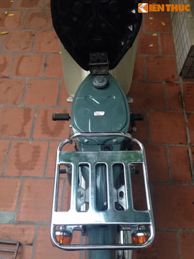 Dù đã trải qua hơn 30 năm nhưng khung xương yên xe và bình xăng của chiếc Cub vẫn còn mới nguyên, chưa có dấu hiệu bị han rỉ. Baga sau của xe cũng còn nguyên lớp mạ sáng bóng.