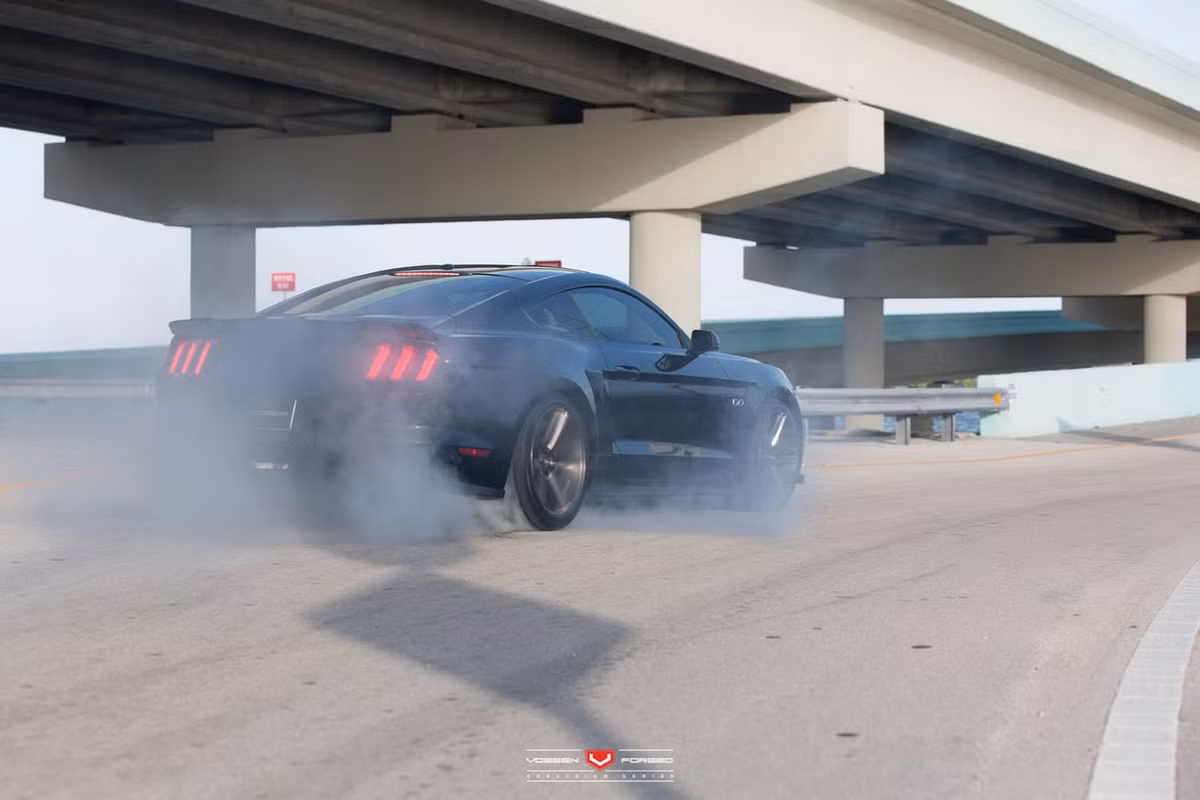 Khách hàng có thể lựa chọn gói độ tổng thể của Roush với tổng giá trị 22.590 USD, gói độ chỉ động cơ có giá 6895 USD hoặc mua lẻ từng chi tiết.