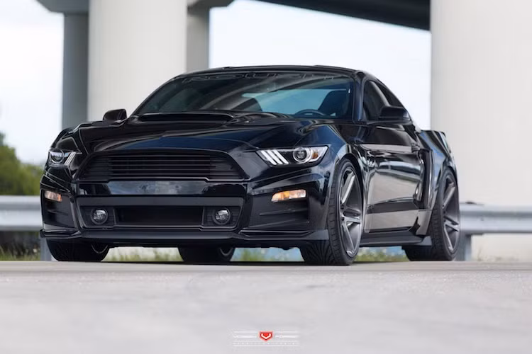 Đối với ngoại thất của Mustang, Roush đã thiết kế riêng cho chiếc xe một bộ bodykit khí động học mang tên gọi R7, với điểm ấn tượng nhất là cản trước thể thao kèm theo đèn sương mù bên dưới.