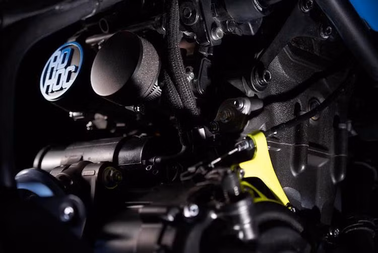 Khối động cơ nguyên bản có dạng 2 xi-lanh thẳng hàng DOHC 700 cc phun xăng điện tử với hành trình tay biên bố trí dạng crossplane của XSR700 cũng được David giữ nguyên, anh chỉ thay cho chiếc xe lọc gió độ K&amp;N cùng két tản nhiệt sơn màu đen, trông như đã được tích hợp thẳng vào động cơ.