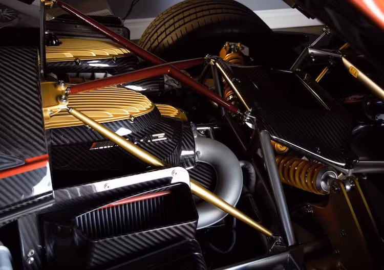 Nằm phía sau khoang lái của xe là khối động cơ V12 6.0l tăng áp kép được mua từ Mercedes-AMG, đem tới công suất tối đa 720 mã lực và mô-men xoắn cực đại 1100 Nm.