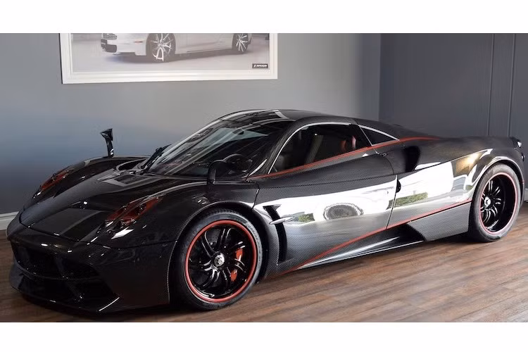 Sử dụng hộp số ly hợp kép 7 cấp côn đơn và hệ dẫn động cầu sau, bên cạnh đó chiếc siêu xe này có thể tăng tốc từ 0-100 km/h chỉ trong 3 giây và tốc độ tối đa đạt 383 km/h.