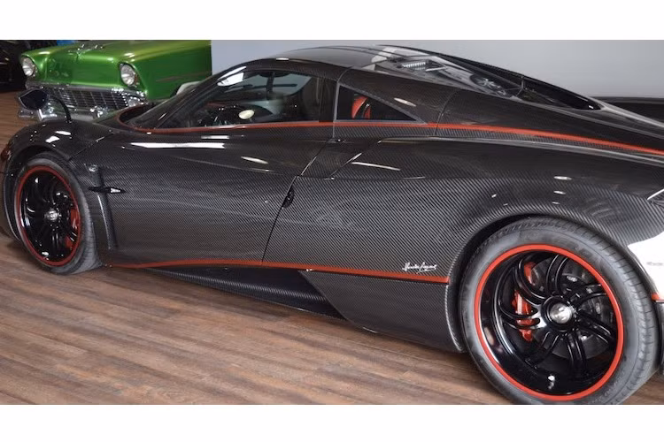 Ngoài chiếc xe này, còn có 2 chiếc Huayra vỏ carbon màu đen khác. Tuy nhiên cả 2 chiếc còn lại đều không có các đường chỉ đỏ trang trí trên thân xe, và một chiếc có mâm sơn màu bạc thay vì màu đen "đồng điệu" với thân xe.