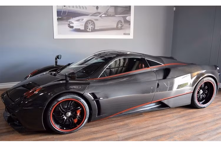 Mọi chiếc siêu xe Pagani Huayra đều được bán ra với lớp vỏ và chassis bằng sợi carbon, tuy nhiên chỉ có rất ít xe trên toàn Thế giới có vỏ sợi carbon để trần. Trong đó, chỉ duy nhất chiếc xe trong bài viết này có thân xe bằng sợi carbon đen, mâm đen với những đường chỉ đỏ.