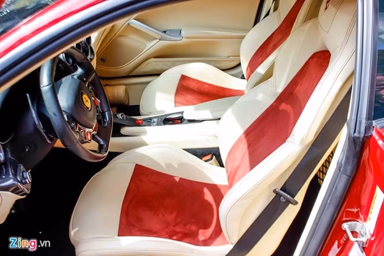 Ghế da màu be với phần da lộn màu đỏ ở trung tâm và lựa lưng nổi bật. Nệm ghế trên F12 cũng dày hơn, giúp người lái và hành khách thoải mái hơn so với những xe thể thao thông thường.
