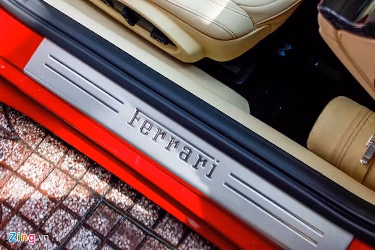 Bệ cửa bọc nhôm dập nổi chữ Ferrari, đồng phong cách với nội thất. Tại Dubai, phiên bản Ferrari F12 độ có giá trên 350.000 USD. Tuy nhiên những trang bị tùy chọn có thể ngốn của chủ nhân thêm hàng chục nghìn USD.