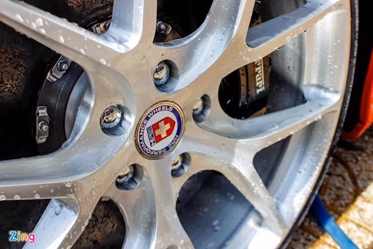 Xe được độ mâm hiệu HRE dành riêng cho F12 với kích thước lên tới 22 inch. Hệ thống phanh gốm carbon là trang bị tiêu chuẩn trên Ferrari F12.