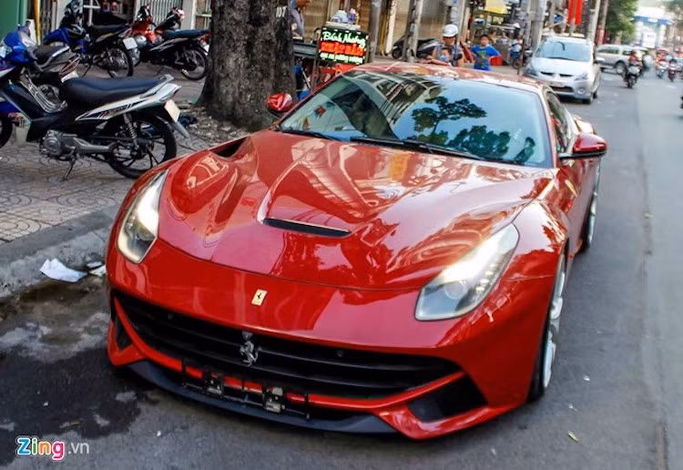  Siêu xe Ferrari F12Berlinetta thứ 5 vừa được nhập khẩu về Việt Nam. So với những phiên bản trước đây, chiếc xe này được độ khá nhiều chi tiết, bao gồm mâm, pô và nội thất.
