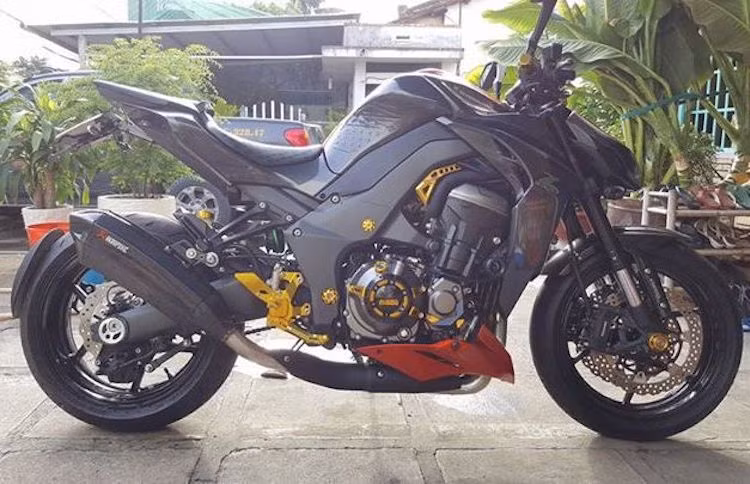 Chính nhờ những lý do trên, đã có rất nhiều bản độ đẹp mắt được biker Việt tạo ra từ Z1000. Tuy nhiên, chủ của chiếc Z1000 trong bài viết lại chơi xe theo hướng khác khi giữ nguyên thiết kế gốc của xe, chỉ bổ sung thêm loạt đồ chơi nhôm CNC từ hãng DMV tới từ Đức.