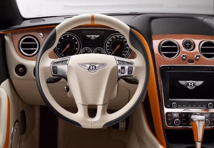 Tay lái của chiếc xe cũng có điểm khác biệt đó là một dấu đánh bằng da ở vị trí 12 giờ như xe đua. Tuy nhiên, chi tiết "độc" nhất trên chiếc Bentley Continental GT Convertible V8 S được "thửa riêng" bởi Mulliner này đó là các chi tiết ốp nội thất bằng sợi carbon với màu cam độc đáo, được gọi là Sparkle Carbon.