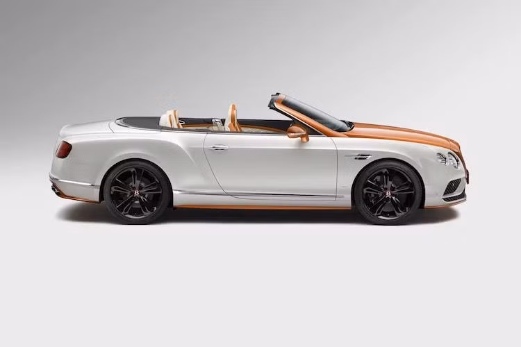 Ở ngoại thất, chiếc Bentley Continental GT Convertible V8 S này đã được Mulliner phối với 2 tông màu là trắng Ghost White cho thân xe và cam Orange cho khung lưới tản nhiệt, kính chắn gió, nắp ca-pô và viền xung quanh xe. Ngoài ra, bộ mâm của xe cũng có màu sơn đen bóng độc đáo hơn theo đúng ý khách hàng.