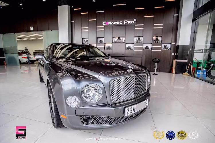 Ra mắt lần đầu vào năm 2010, Bentley Mulsanne là mẫu xe siêu sang cỡ lớn đỉnh cao đầu tiên của Bentley trong thế kỷ 21, thay thế cho chiếc Arnage cũ kỹ, tồn tại từ khi vẫn còn "chung nhà" với Rolls-Royce. Tại Việt Nam, siêu xe sang Bentley Mulsanne cũng đã xuất hiện khá nhiều với đủ các màu sắc và phiên bản.