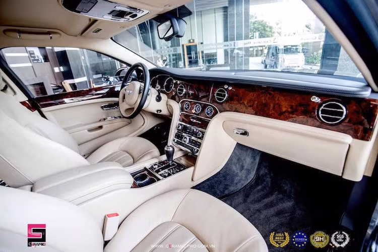 Điểm xuyết trong nội thất, Bentley đã sử dụng nhiều đường viền mạ chrome bóng loáng. Kết hợp cùng những tấm thảm để chân bằng nhung mượt mà, những chi tiết này càng khiến nội thất của Mulsanne trở nên đẳng cấp hơn.