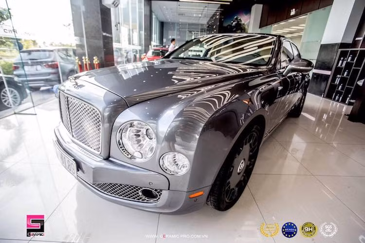 Về động cơ, Mulsanne sở hữu khối máy V8 6,75 lít tăng áp kép với công suất tối đa 505 mã lực và mô-men xoắn cực đại lên tới 1020 Nm.