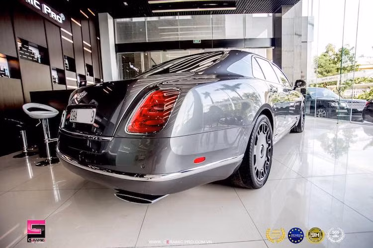 Xe sử dụng hộp số tự động 8 cấp ZF và hệ dẫn động cầu sau, cùng những hệ thống hỗ trợ người lái hiện đại nhất.