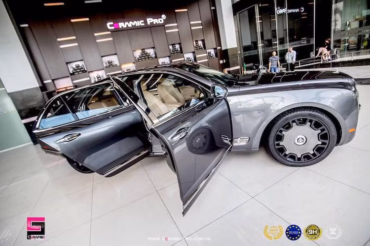 Với sức mạnh này, chiếc xe có thể tăng tốc từ 0-100 km/h trong 5,3 giây và đạt tốc độ tối đa 296 km/h.