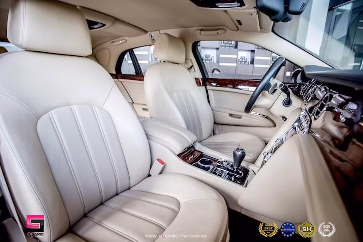 Thay vì ghế ngồi với bề mặt chần chỉ vân con thoi như phiên bản Speed, những chiếc Mulsanne thường có ghế chần chỉ dọc theo phong cách cổ điển.