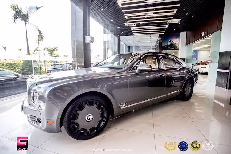 Tuy nhiên, chiếc Bentley Mulsanne ở Hà Nội này vẫn có nét đặc biệt riêng của mình đó là mặc dù được trang bị bộ mâm Classic 21 inch giống nhiều chiếc khác, nhưng chủ xe đã sơn phối lại mâm một cách độc đáo với lòng mâm trùng màu xám Tungsten như thân xe và các cánh mâm màu đen mờ. Chỉ bằng việc sơn lại mâm, chiếc Mulsanne này đã trở nên "ngầu" hơn.