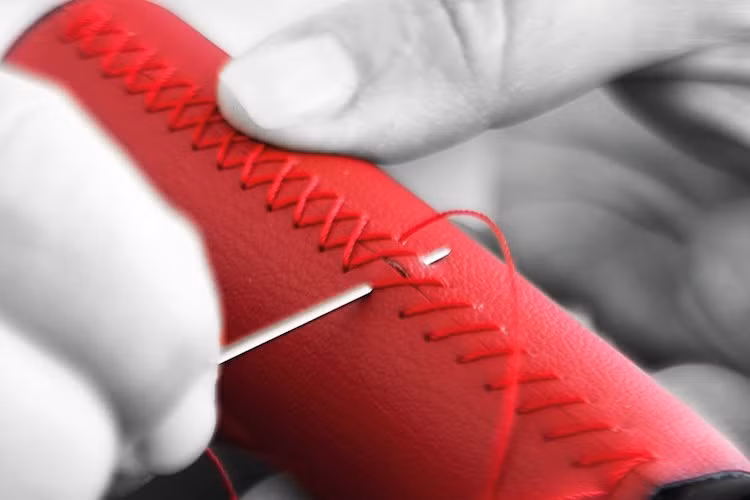 Giống như những phiên bản 946 khác, bề mặt yên và tay lái của siêu xe tay ga 946 (Vespa) Red cũng đã được khâu thủ công hoàn toàn bằng da thật. Đương nhiên, cả tay nắm lẫn yên xe đều được bọc da đỏ đồng điệu với màu thân xe.