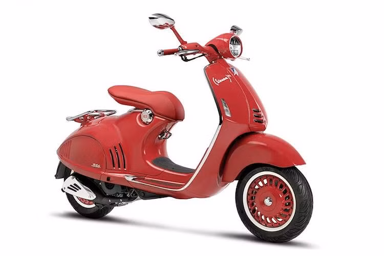 Thành lập vào năm 2006 bởi ca sĩ Bono và Bobby Shriver, tổ chức (RED) đã gây quỹ được hơn 350 triệu USD thông qua việc liên kết với các hãng sản xuất khác nhau để tạo ra và bán các sản phẩm màu đỏ đặc biệt. Toàn bộ số tiền này đã được chuyển tới các nước châu Phi là "điểm nóng" của bệnh AIDS như Ghana, Kenya, Lesotho, Rwanda, South Africa, Swaziland, Tanzania và Zambia.