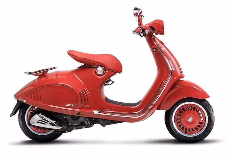 Dựa trên phiên bản 946 Emporio Armani của năm ngoái, 946 (Vespa) Red cũng không có thay đổi gì về thiết kế. Tuy nhiên, phần nắp kim loại bên dưới yên xe nay đã được khắc logo (RED) nhằm khẳng định sự đặc biệt của phiên bản này.