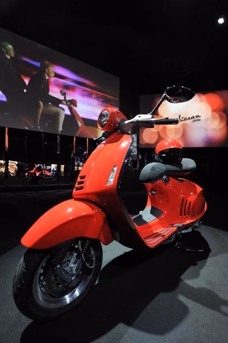 946 (Vespa) Red vẫn sẽ được trang bị động cơ 4 kỳ phun xăng điện tử như các bản 946 thường. Ngoài ra chiếc xe còn có hệ thống chống bó cứng phanh ABS 2 kênh, các bánh xe lớn 12 inch và hệ thống điều khiển lái điện tử có thể kết hợp với các thiết bị internet mới nhất.